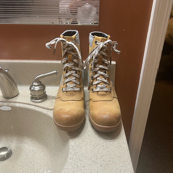 Women’s Sorel boots - Picture 7 of 8